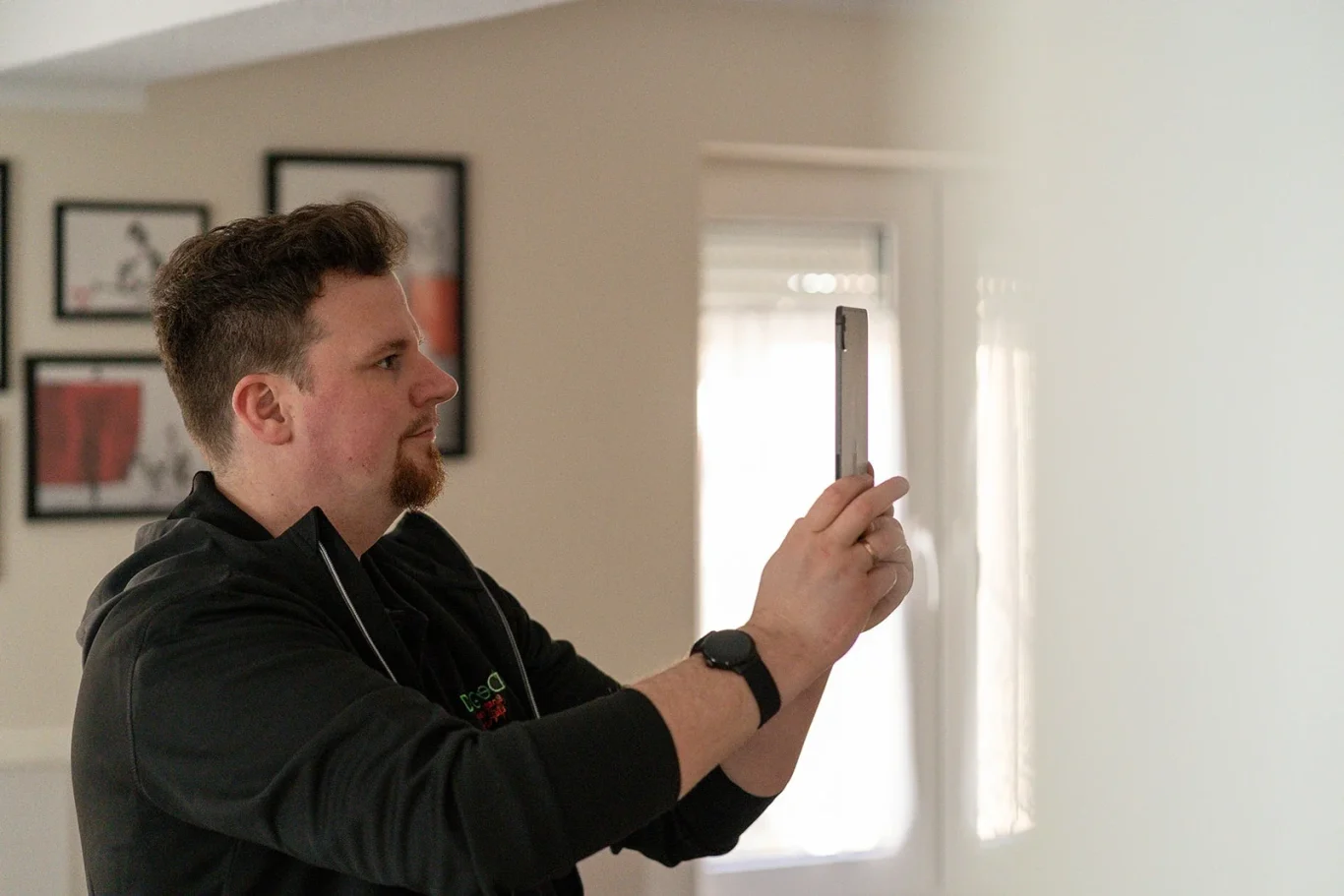 Präzise Heizlastberechnung durch digitale Datenaufnahme Energieberater Dennis Gauß erfasst digital die Raumdaten für eine Heizlastberechnung in einem Wohngebäude in Mainz.