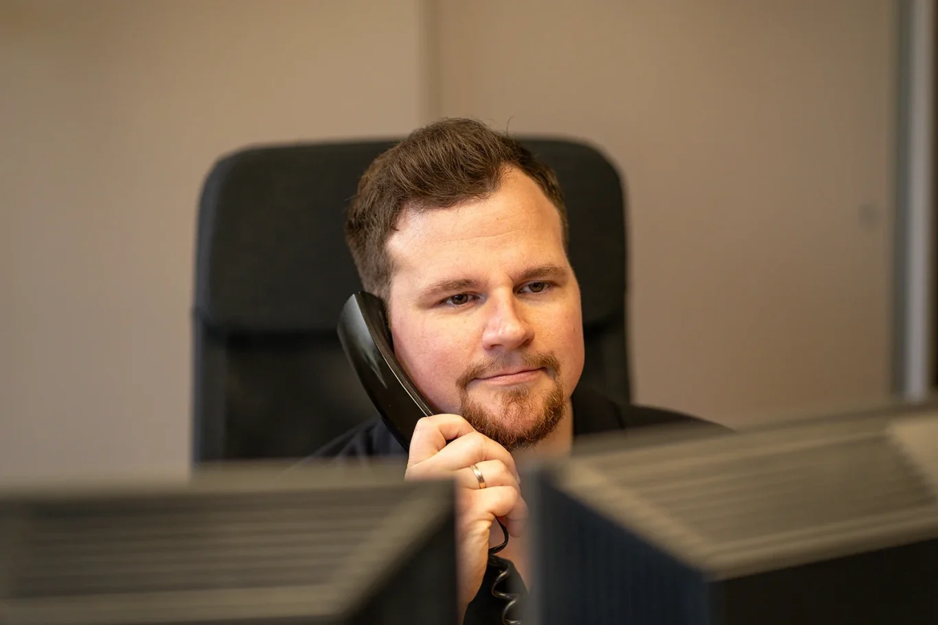 Professioneller Angebots-Check für Ihre neue Heizung Energieberater Dennis Gauß am Telefon im Büro bei der Prüfung von Handwerkerangeboten für eine neue Wärmepumpe in Mainz.