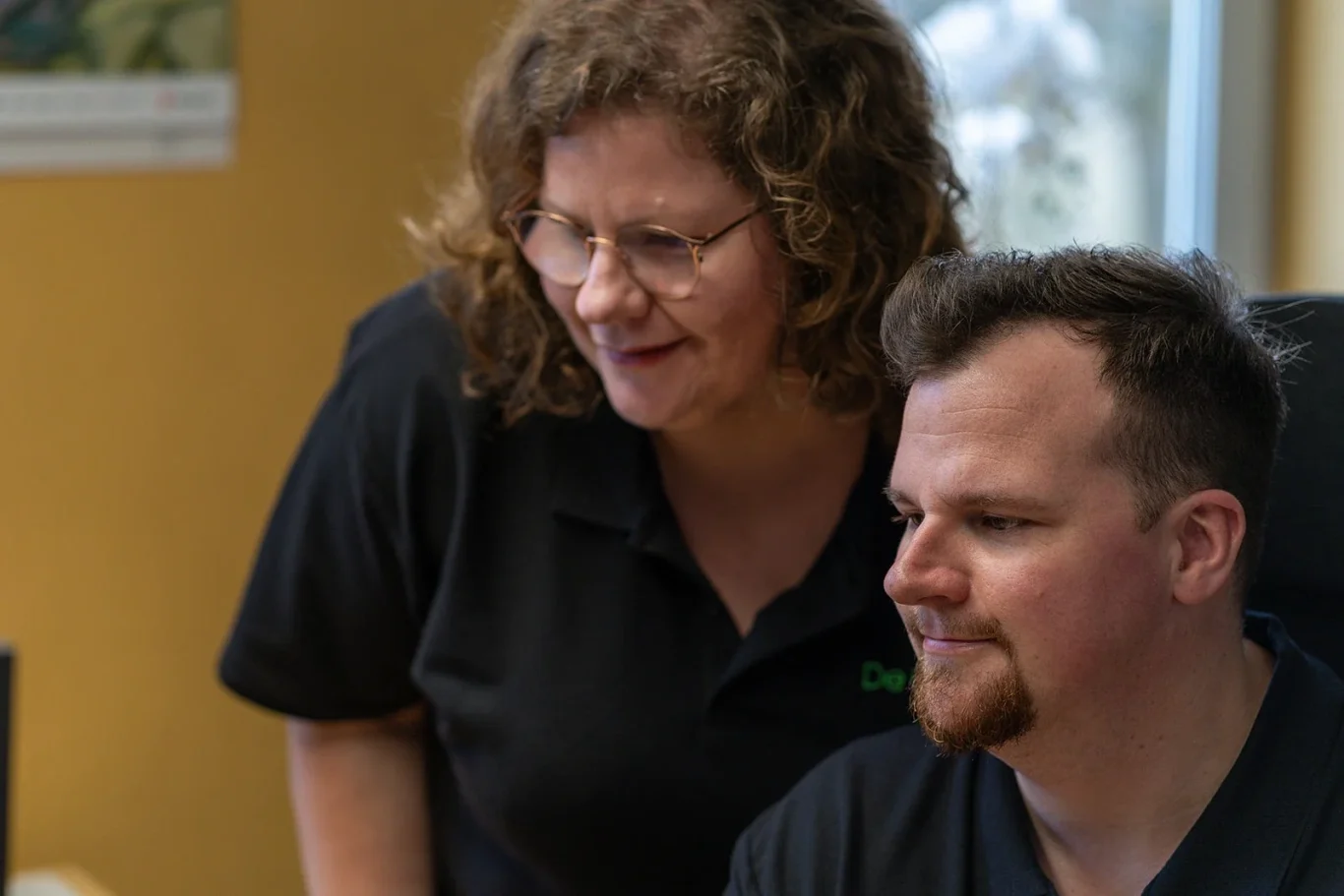 Individueller Förderservice für Ihre Sanierung in Mainz Andrea und Dennis Gauß vom Team Energieberater De Gauß prüfen gemeinsam am Computer Förderanträge für BAFA und KfW in ihrem Büro in Mainz.