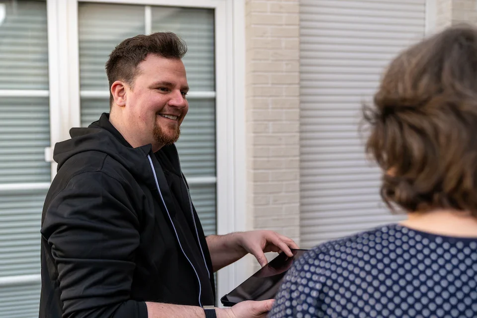 SHK-Meister Dennis Gauß berät Kundin in Mainz mit Tablet zu Energieeffizienz und Sanierungsfragen für den Ratgeber-Bereich.