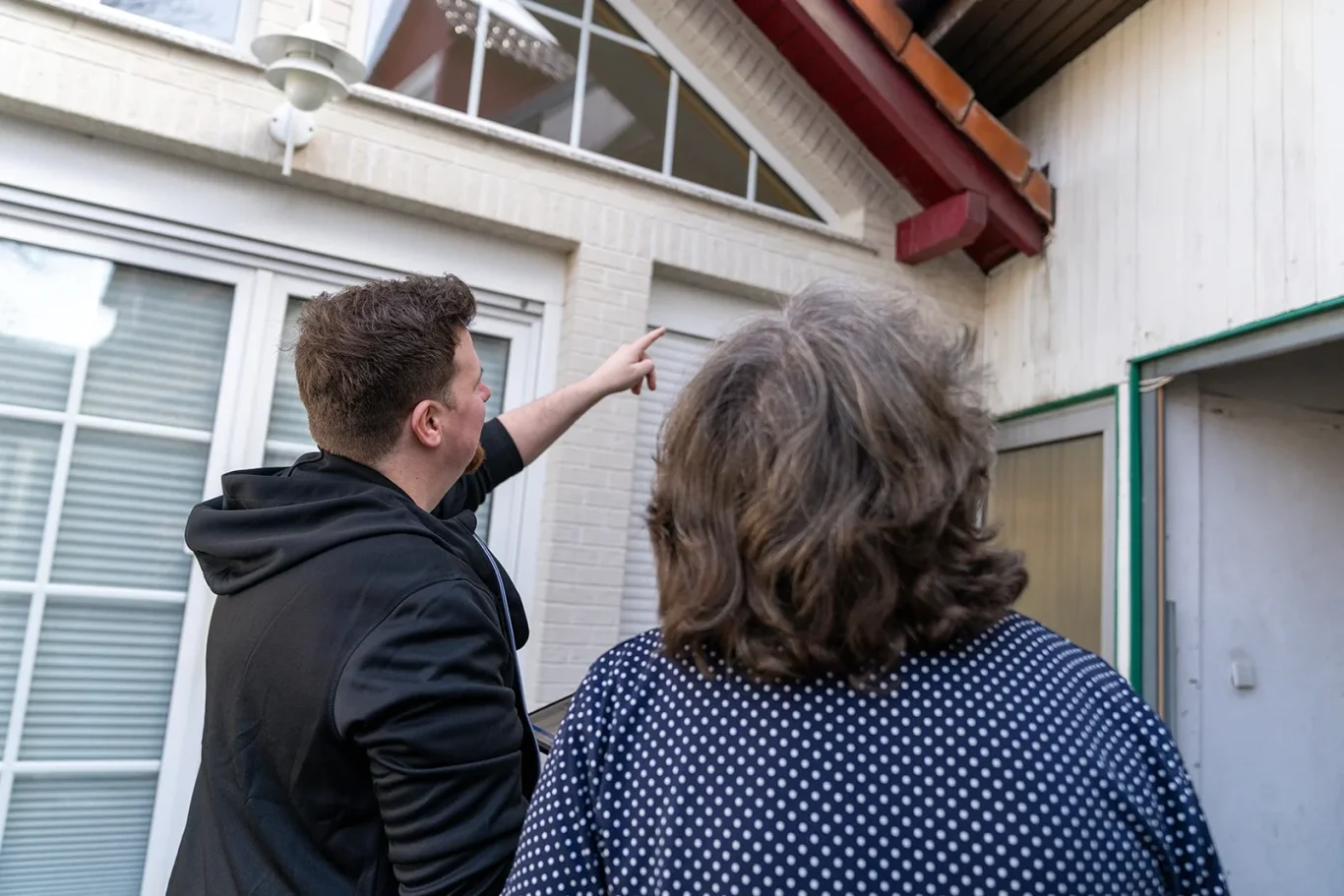 Energieberater Dennis Gauß analysiert bei einer Vor-Ort-Begehung in Mainz die energetischen Schwachstellen am Dach und an der Fassade für ei